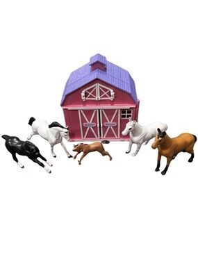 Breyer Stablemates Barn 3 Breyer Horses and 2 Unbranded Horses